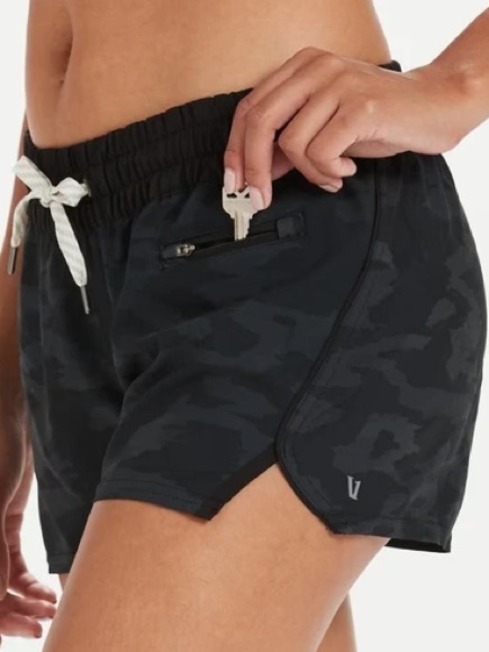 Vuori Clementine Camo Short 2.5 Inseam Size Medium Athleisure